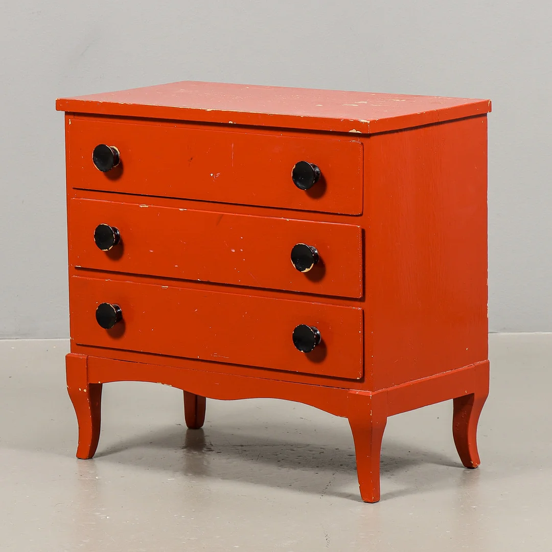 BARNBYRÅ Rödmålad, 1900-talets första hälft. — Chests of drawers — Karlstad Hammarö Auktionsverk