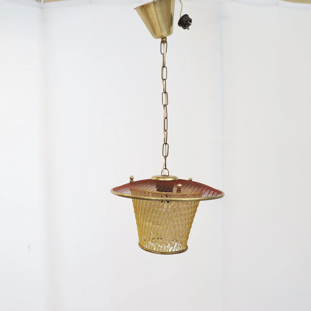 TAKLAMPA, omkring 1900-talets mitt, bemålad metall och mässing, en ljuspunkt. — Ceiling lights — Falun Auktionsbyrå