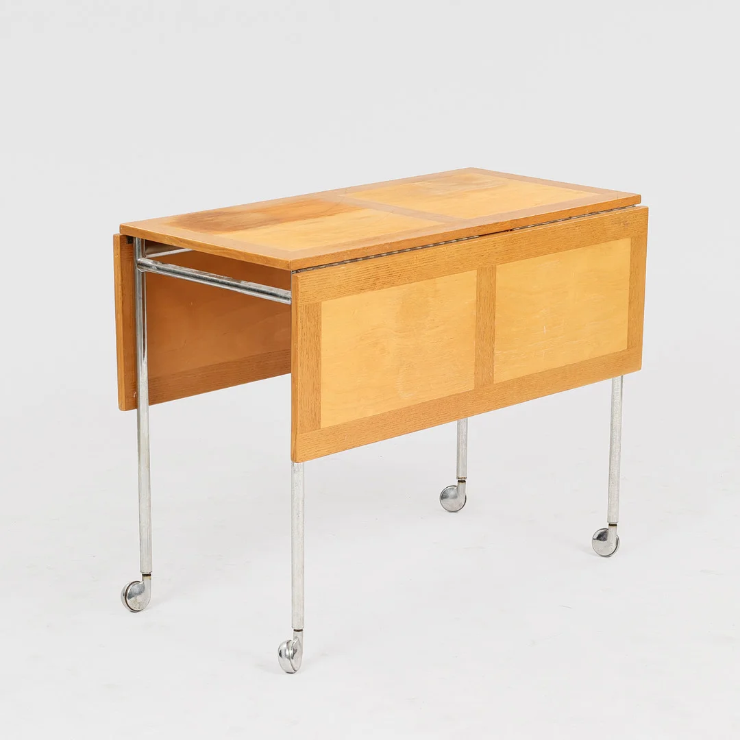 BRUNO MATHSSON. "Berit", rullebord med klapper, top af birk og ben af forkromet stål, Firma Karl Mathsson, Sverige, 1977. — Coffee Tables — Palsgaard Kunstauktioner