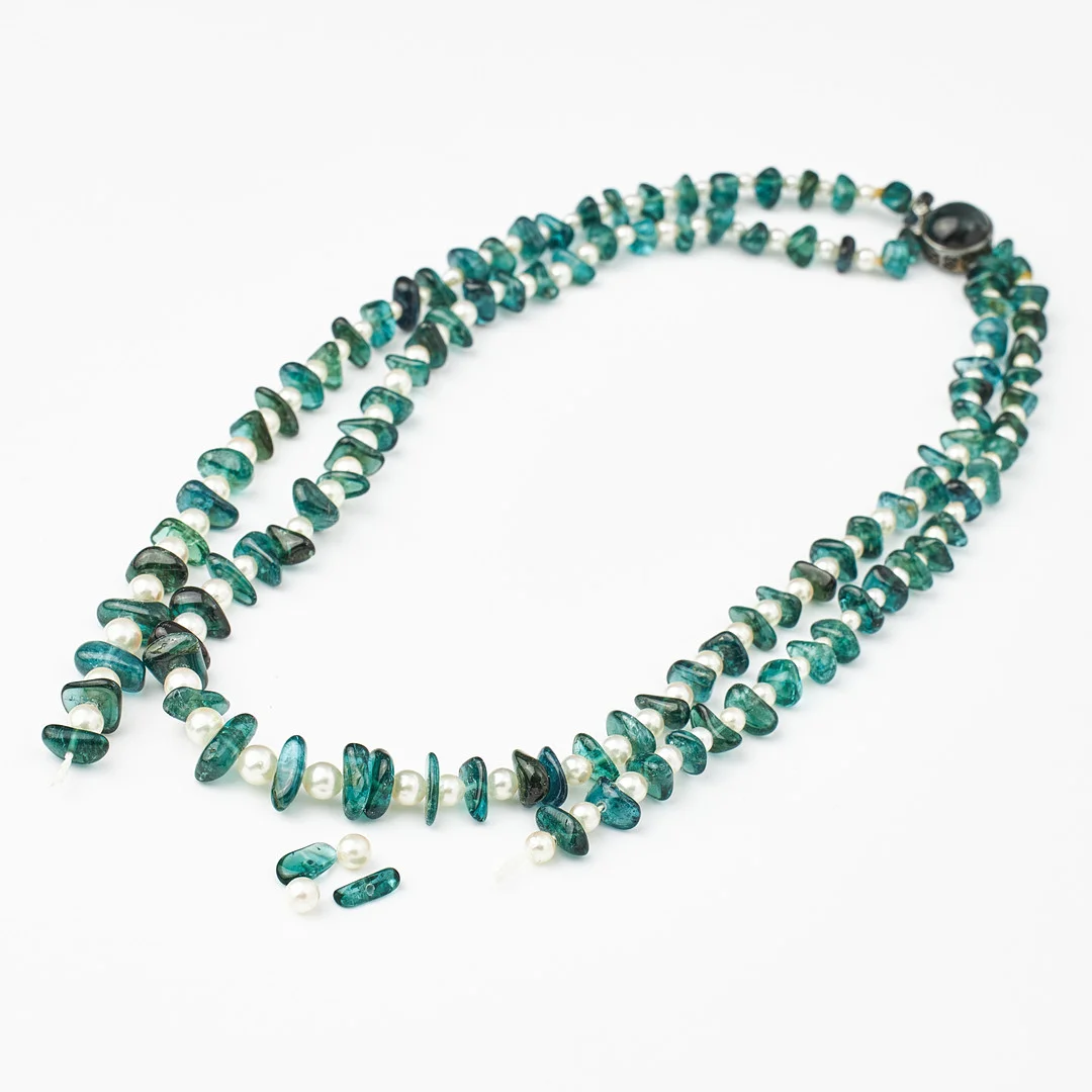 COLLIER, 2-radigt, trumlade turmaliner med mellanliggande odlade något barocka saltvattenspärlor ca 2,8-3 mm, lås, silver, med cabochonslipad turmalin. — Necklace — Stockholms Auktionsverk Magasin 5