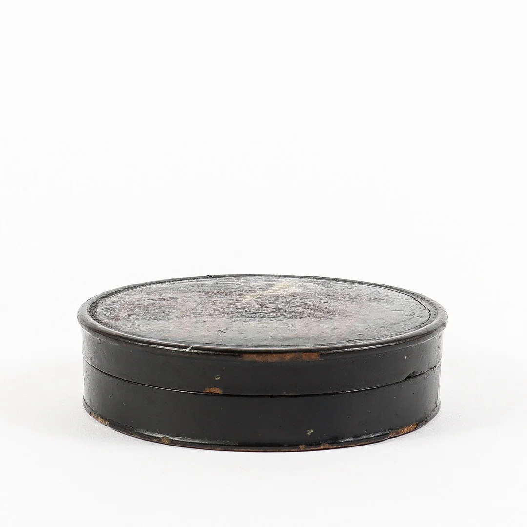 DOSA, bemålad, papier maché, 1800-talets andra hälft. — Miscellaneous — Karlstad Hammarö Auktionsverk