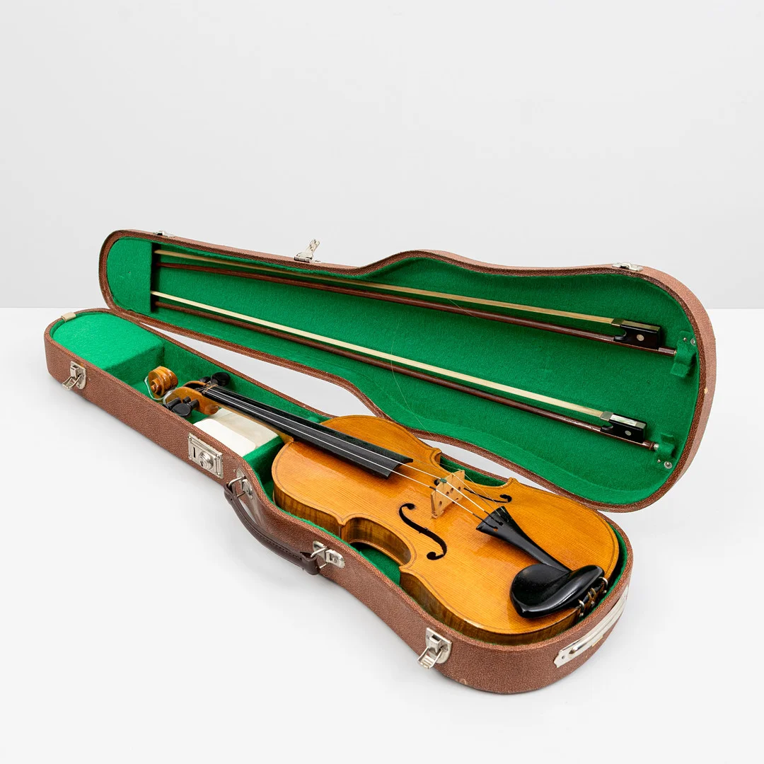 FIOL, med 2 stråkar. 1900-tal. — Musical instruments — Auktionshuset Kolonn