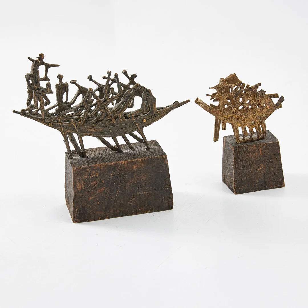 PUCK STOCKLASSA. Skulpturer, 2 st., brons, i form av båtar med besättning, monterade på träsocklar, en märkt. — Sculptures & Bronzes — Stockholms Auktionsverk Magasin 5