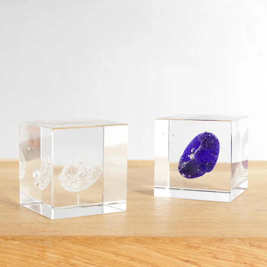 TORBEN JØRGENSEN (F. 1945). To skulpturer af klart glas med indstøbte blå og lyse formationer. Udført hos Holmegaard Glasværk, Danmark. Unik (2). — Art glass — Woxholt Auktionshus