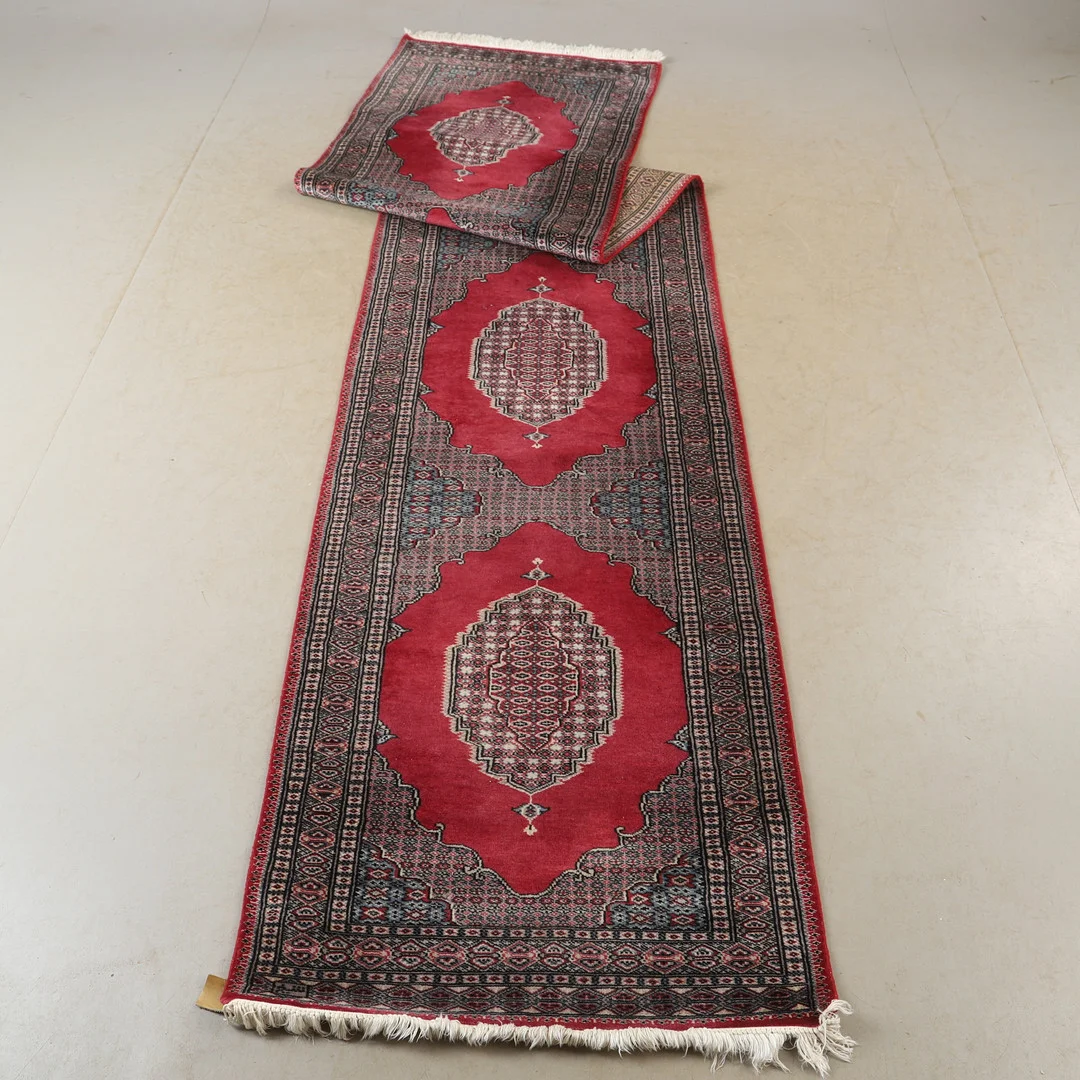 MATTA, orientalisk, galleri, 363 x 81 cm. — Oriental Carpets & Textiles — Helsingborgs Auktionskammare