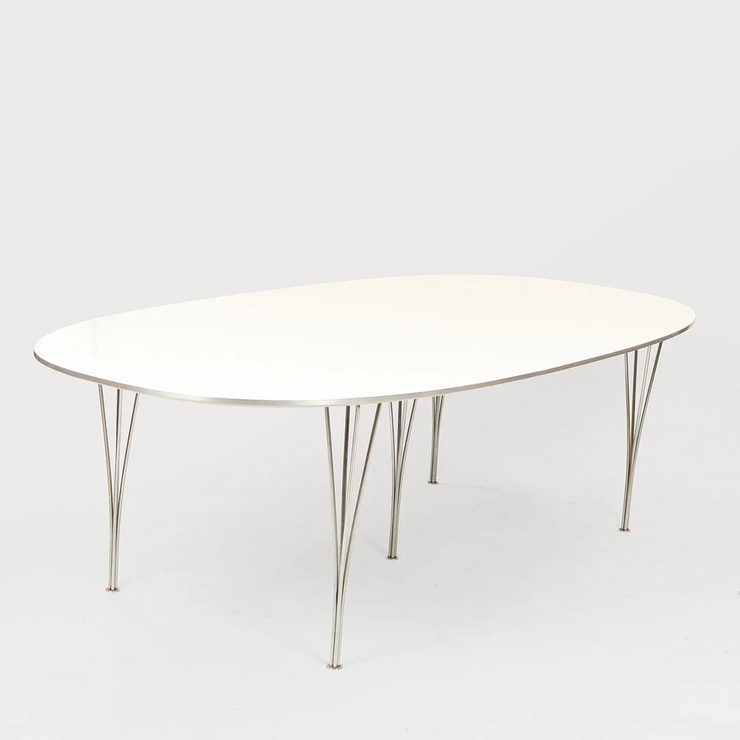 BRUNO MATHSSON & PIET HEIN. "Superellipse" spisebord med plade af hvidt laminat, spændeben af forkromet metal, Fritz Hansen, Danmark, 1981. — Dining tables — Palsgaard Kunstauktioner
