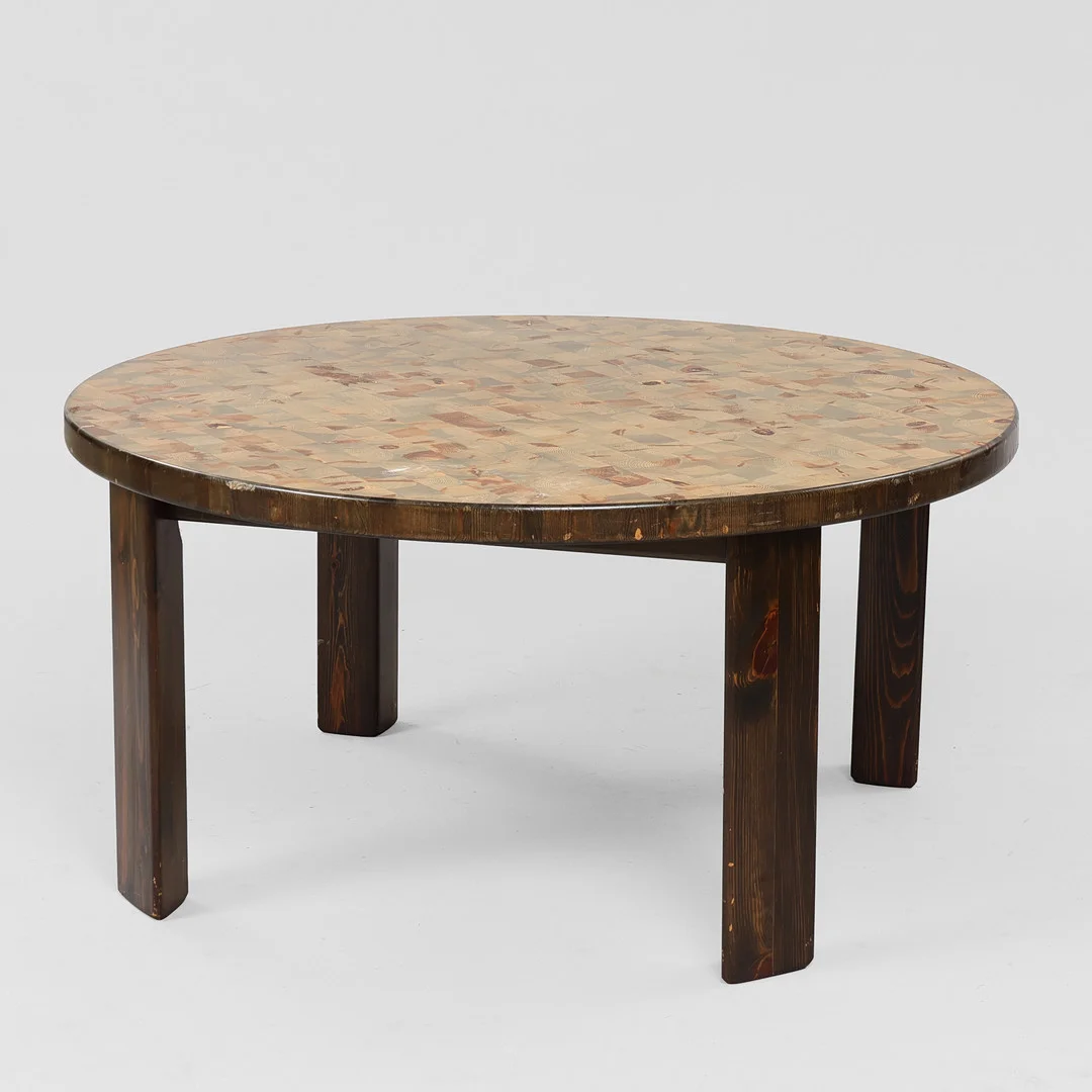 Cirkulært stavlimet sofabord af massiv, bejdset træ. — Coffee Tables — Palsgaard Kunstauktioner