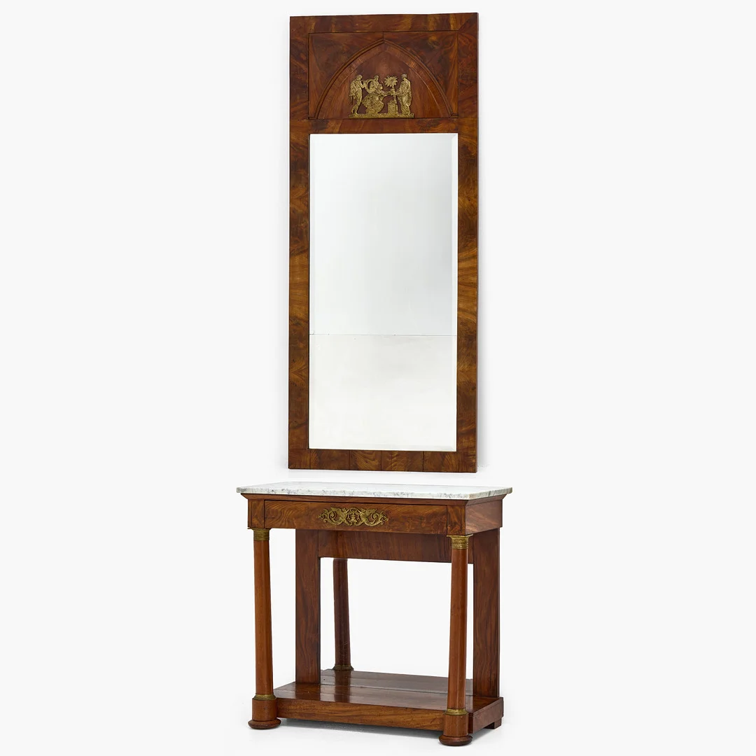KONSOLBORD och SPEGEL, Nordeuropeiskt arbete i Empire, 1800-talets först hälft, fanerat i mahogny, skiva av vit marmor, beslag i mässing. — Tables — Crafoord Auktioner Stockholm