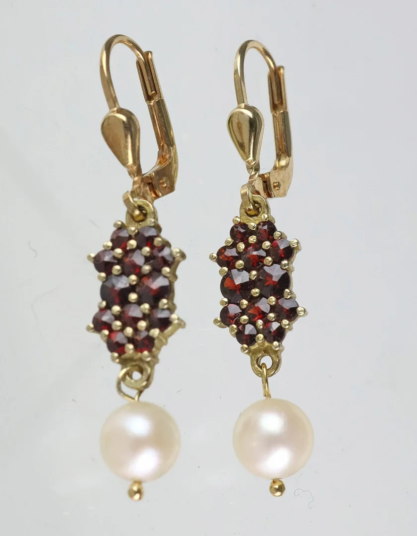 GRANAT OHRRINGE, SILBER vergoldet. — Earrings — Auktionshaus Bossard