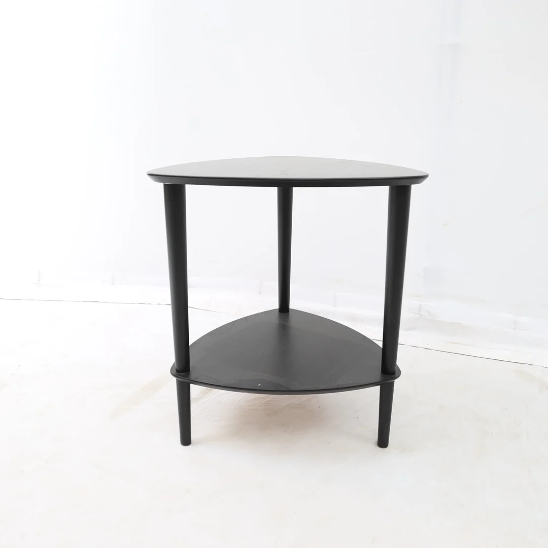 , BORD BIRGER. Sidobord, "Paus" 2000-tal, svartlackat trä, etikettmärkt. — Tables — Falun Auktionsbyrå