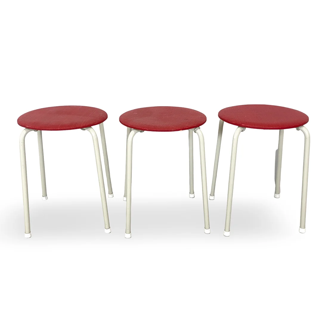 PALLAR, 3 st, metall med sits klädd i röd galon, 1900-tal. — Armchairs & Chairs — Roslagens Auktionsverk