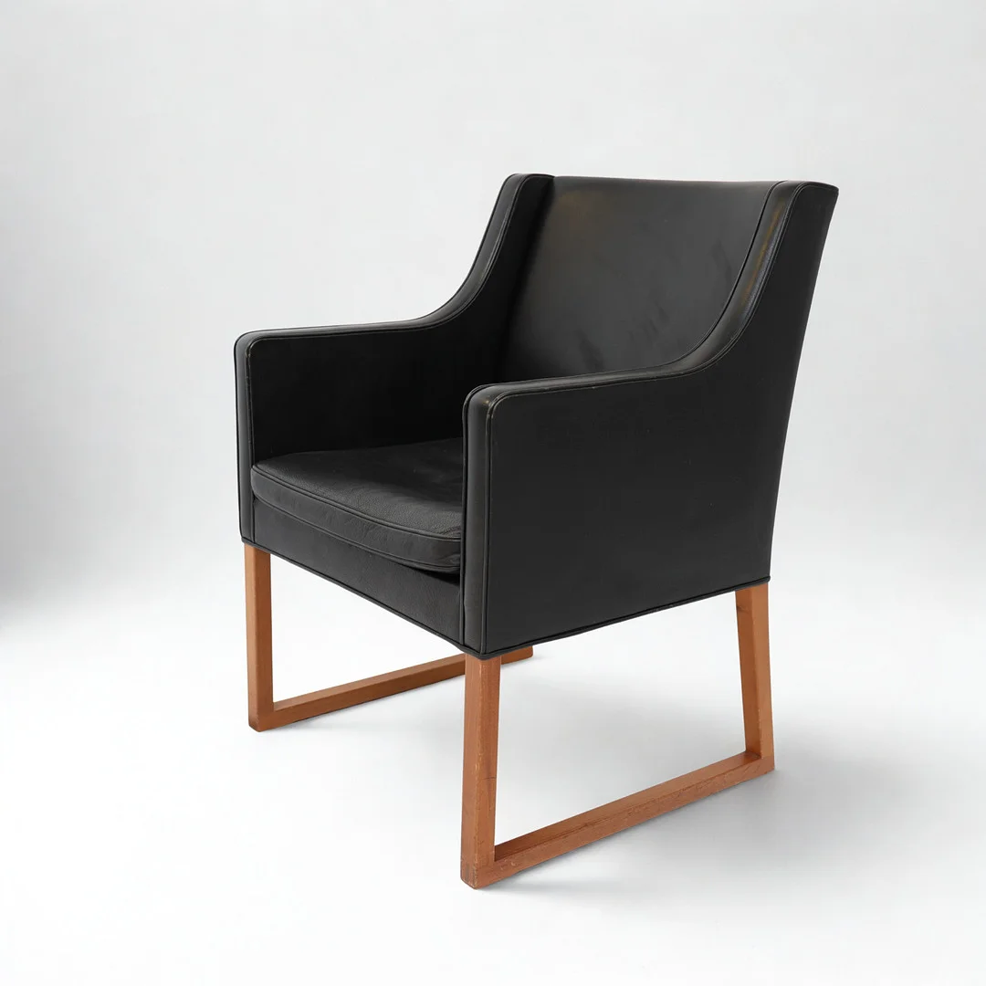 BØRGE MOGENSEN. fåtölj, modellnr 3246, för Fredericia Stolefabrik, Danmark, svart skinnklädsel, ben i massiv teak. Etikettmärkt. — Armchairs & Chairs — Falun Auktionsbyrå