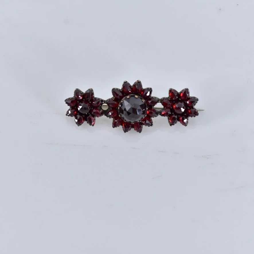 BROSCH, med granater, förgylld metall. — Brooches & Pendants — Halmstads Auktionskammare