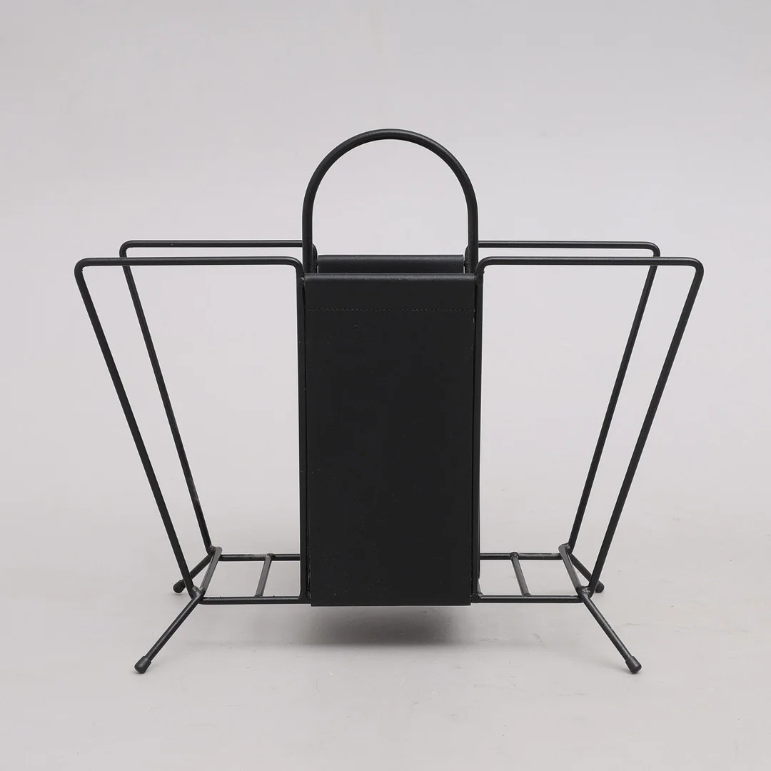 MALIN LUNDMARK. TIDNINGSSTÄLL, SVARTLACKERAD METALL & LÄDER, "SUITCASE", FÖR MAZE. — Other — Crafoord Auktioner Lund