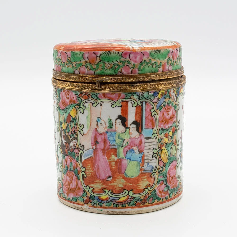 ANTIKES GEFÄSS ALS KLAPPDOSE, FAMILLE ROSE, AUS DER QING-DYNASTIE, PORZELLAN, MIT VERGOLDETER BRONZEFASSUNG, CHINA, ENDE 19. JAHRHUNDERT. — Ceramics & Porcelain — Kunst- und Auktionshaus Kleinhenz