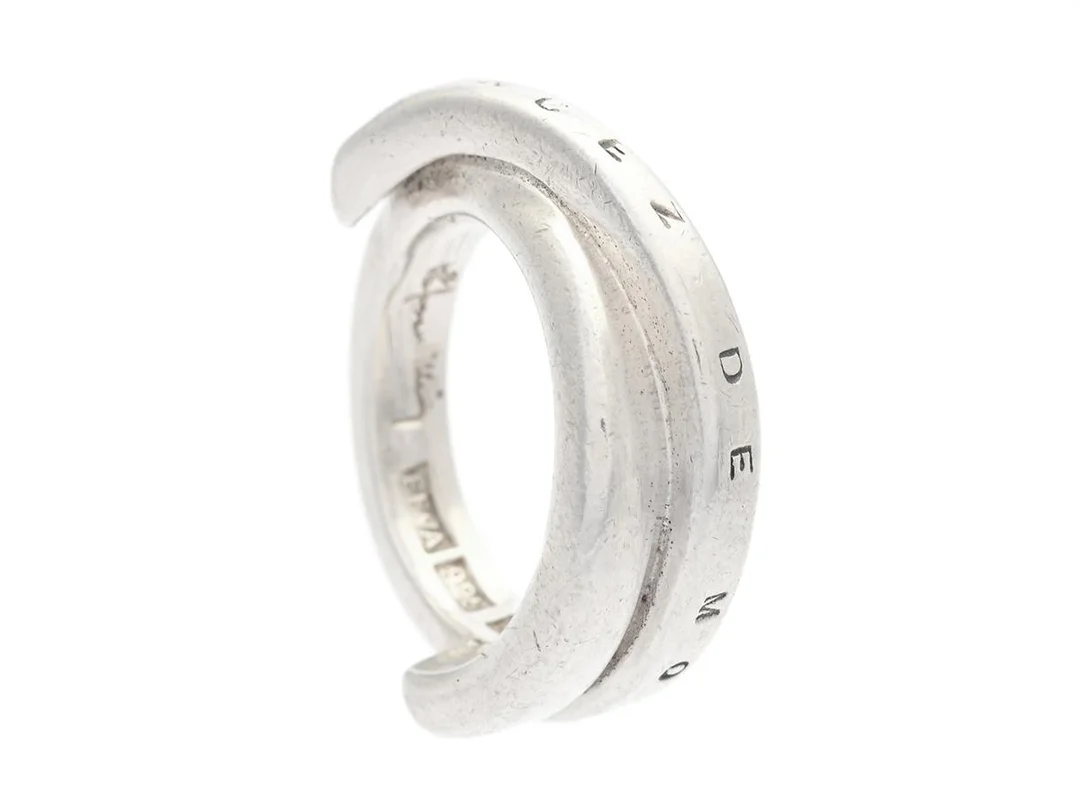 EFVA ATTLING, Pencez De Moy Edge Ring, sterlingsilver, Stockholm 2000, stl 15,75 mm, vikt 8,8 g, kraftigt slitage. — Smycken/Ring — Kaplans