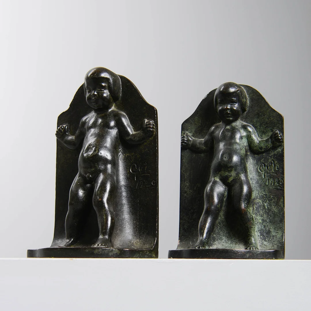 AXEL GUTE. Bokstöd, ett par, patinerad brons, signerade samt daterade 1920. — Other metals — Formstad Auktioner