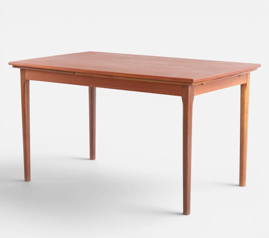 Spisebord af teak med hollandsk udtræk. Danmark, 1900-tallets anden halvdel. — Dining tables — Woxholt Auktionshus