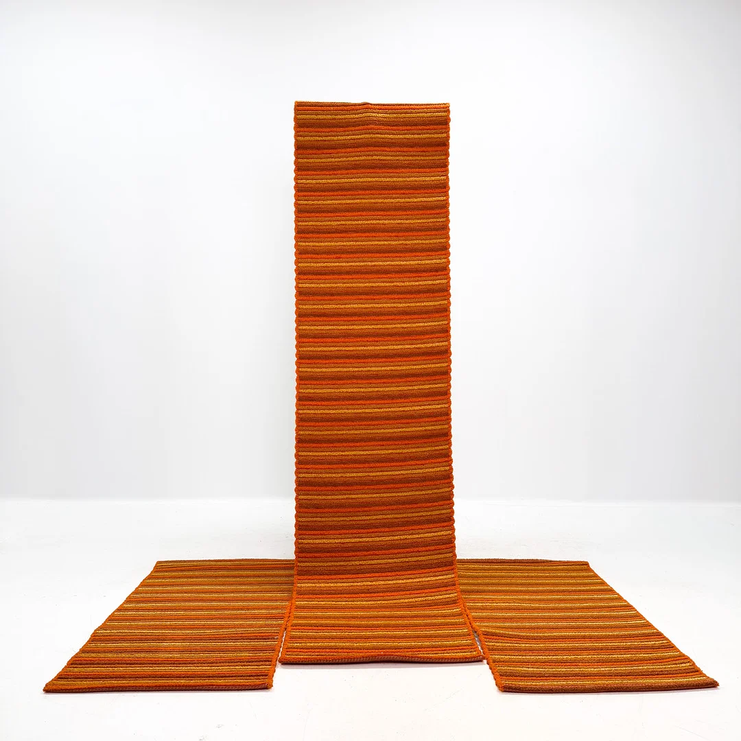 MATTOR 3 st, vävda i orange textil, 1900-talets mellersta del. — Carpets — TOKA Auktionshus