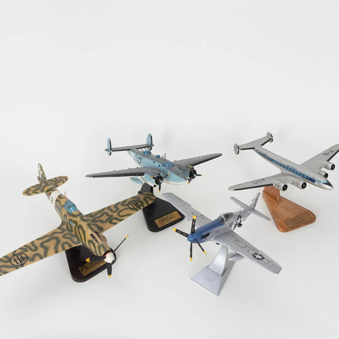 Stand-Flugzeugmodell: Air France F-BATC, Lockheed/USN PV-1 Ventura, Macchi und ein Metallflugzeug (4). — Toys — Stockholms Auktionsverk Hamburg