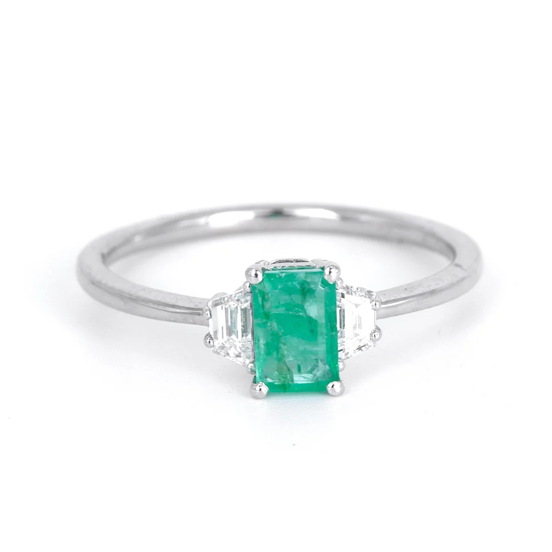 EMERALD AND DIAMOND RING. — Rings — Chalkwell Auctions