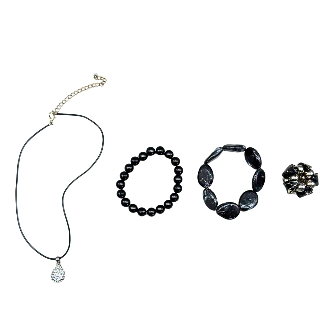 SCHMUCKKONVOLUT AUS KETTE, HAARGUMMI UND ARMBÄNDER. — Jewellery — Auktionshaus Stuber's Hammerschlag
