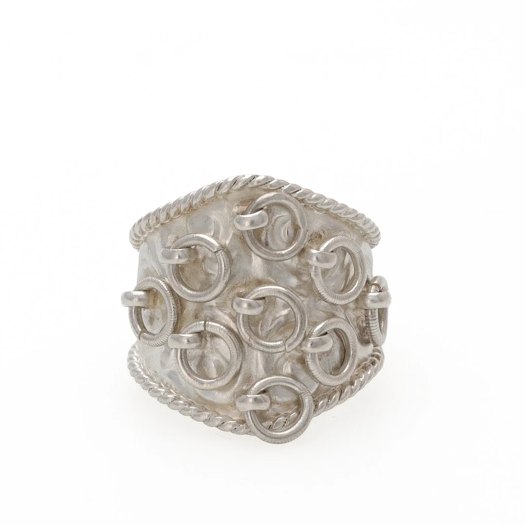 RING, silver, drivet mönster med dekor av ringar, troligtvis Gottfrid Gillberg, Falkenberg 1893. — Rings — Auktionsmagasinet Vänersborg