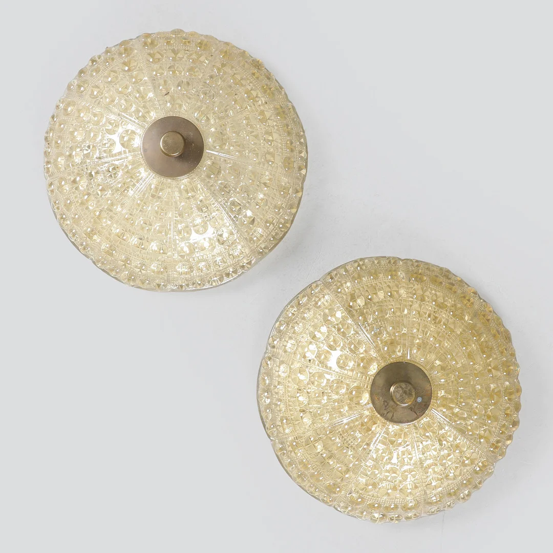 CARL FAGERLUND. Loftlamper - Plafondlmaper af messing og formpresset glas, Orrefors for Lyfa, Danmark, ca. 1960'erne. (2). — Ceiling lights — Bidstrup Auktioner