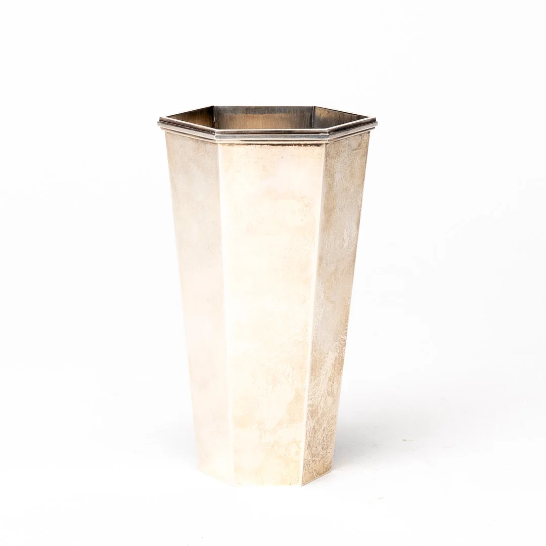 WIWEN NILSSON. Vas, sterlingsilver, stämpelsignerad, Wiwen Nilsson AB, Lund, 1973. — Silver — Auktionshuset Kolonn