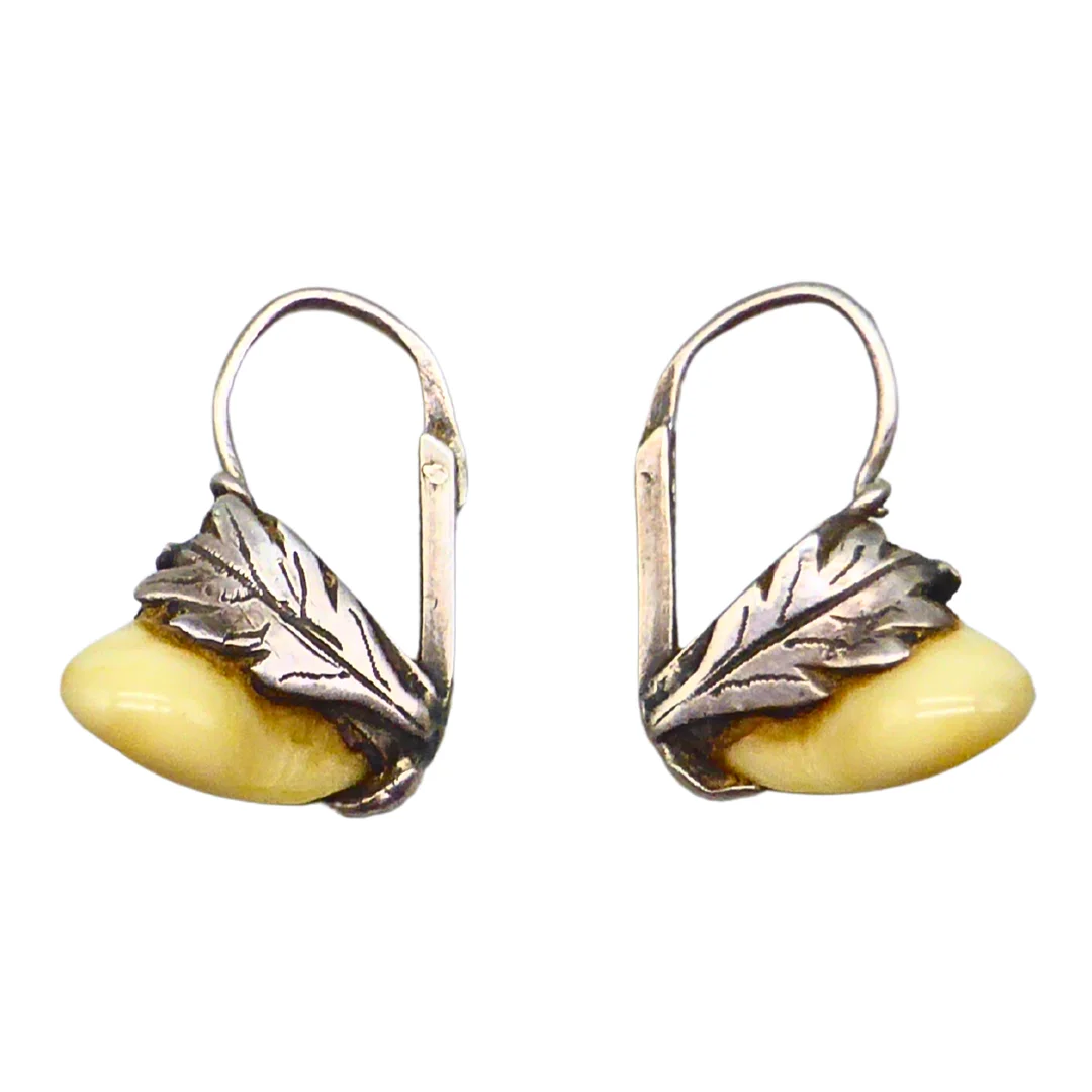 OHRHÄNGER MIT TIERZÄHNEN. — Earrings — Auktionshaus Stuber's Hammerschlag