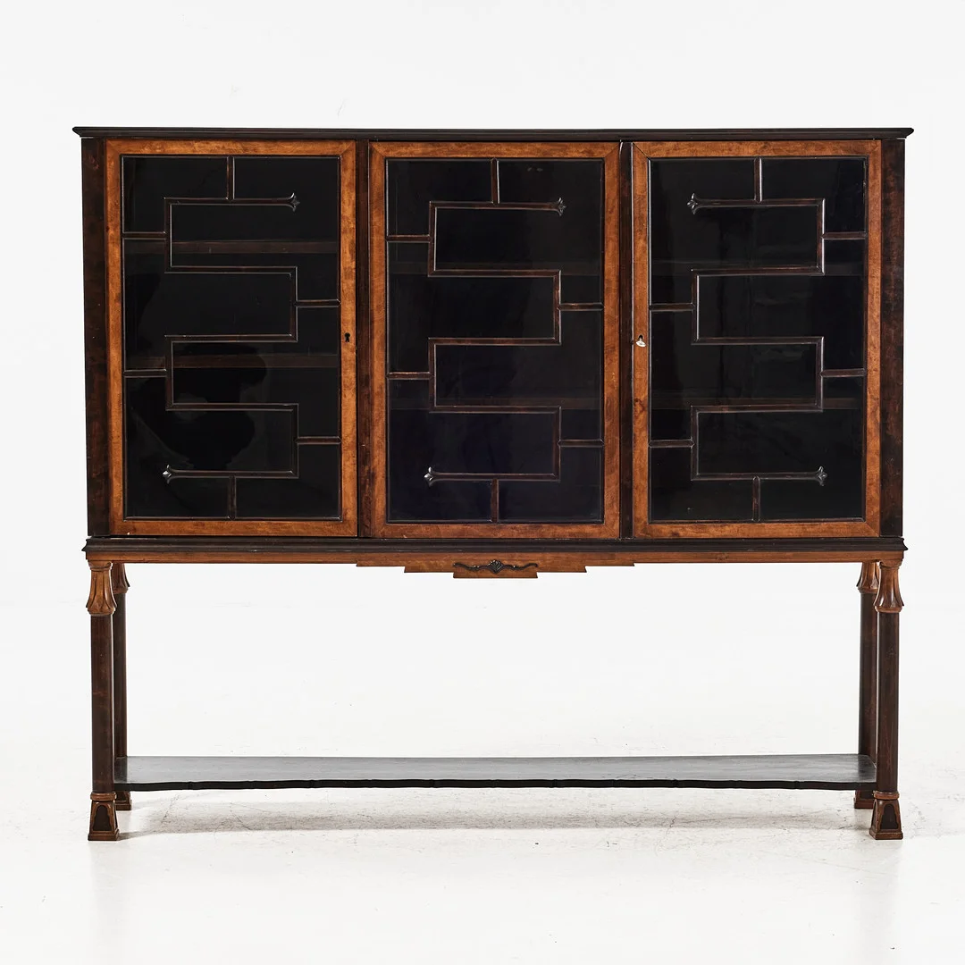 VITRINSKÅP, 1920/30-tal, Swedish grace, fanerad i björk, 4 glasade dörrar, invändigt med hyllplan. — Cupboards, Cabinets & Shelves — Stockholms Auktionsverk Magasin 5