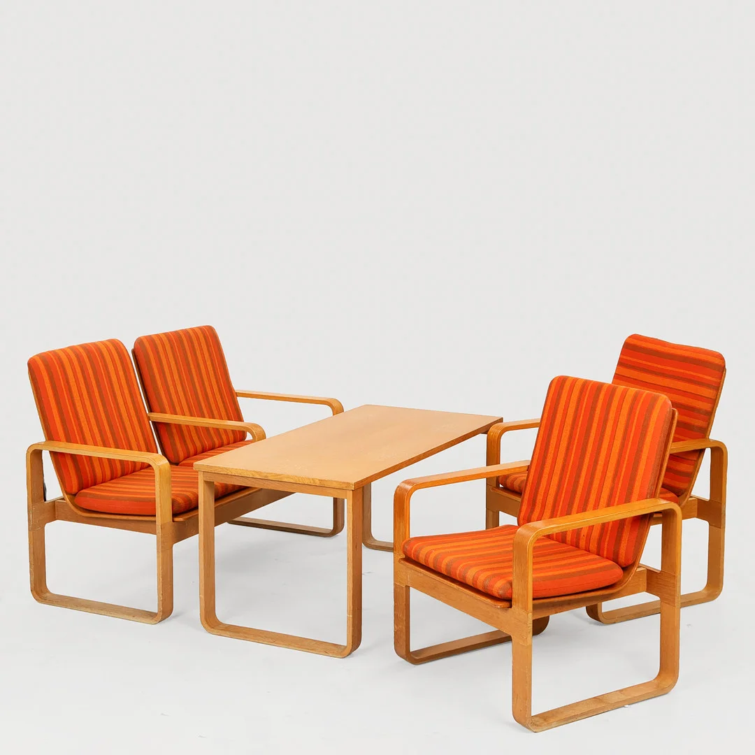 MAGNUS OLESEN. Loungegruppe af formbøjet eg. Sofa, bord samt to lænestole. 1960-70'erne, Danmark. (4). — Sofas & Seatings — Palsgaard Kunstauktioner