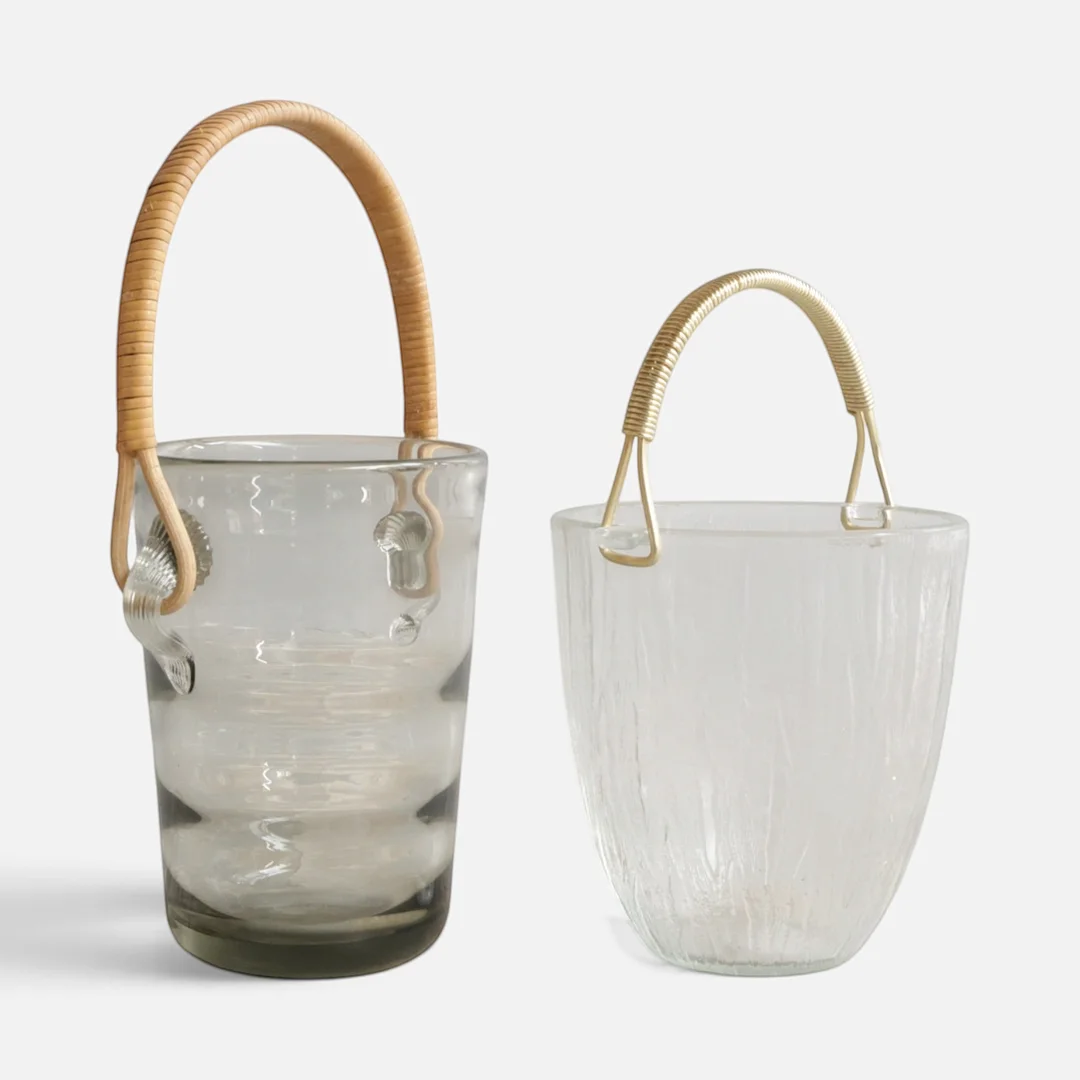 HOLMEGGARD M.FL. To isspande af glas, hanke af hhv. flet og forgyldt metal. Ene udført og mærket hos Holmegaard, Danmark. (2). — Utility glass — Woxholt Auktionshus