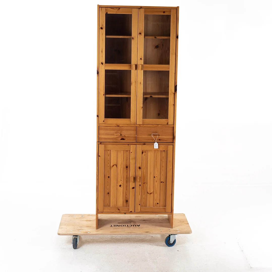 KNUT & MARIANNE HAGBERG. Skåp, furu, "Timmerman", Ikea, 1900-talets senare del. — Cupboards, Cabinets & Shelves — Handelslagret Auktionsservice