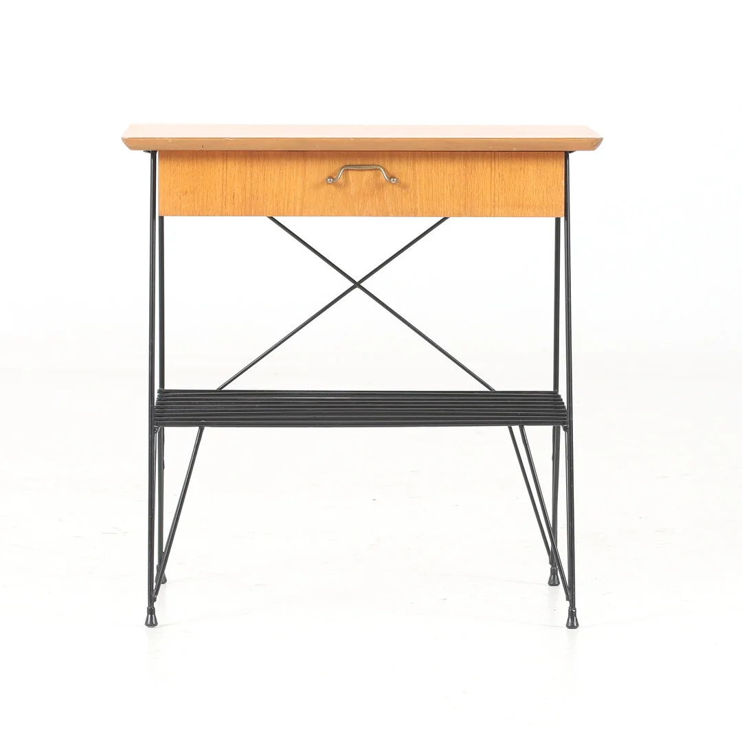 SÄNGBORD, teak, string 1900-talets mitt. — Tables — Stadsauktion Sundsvall