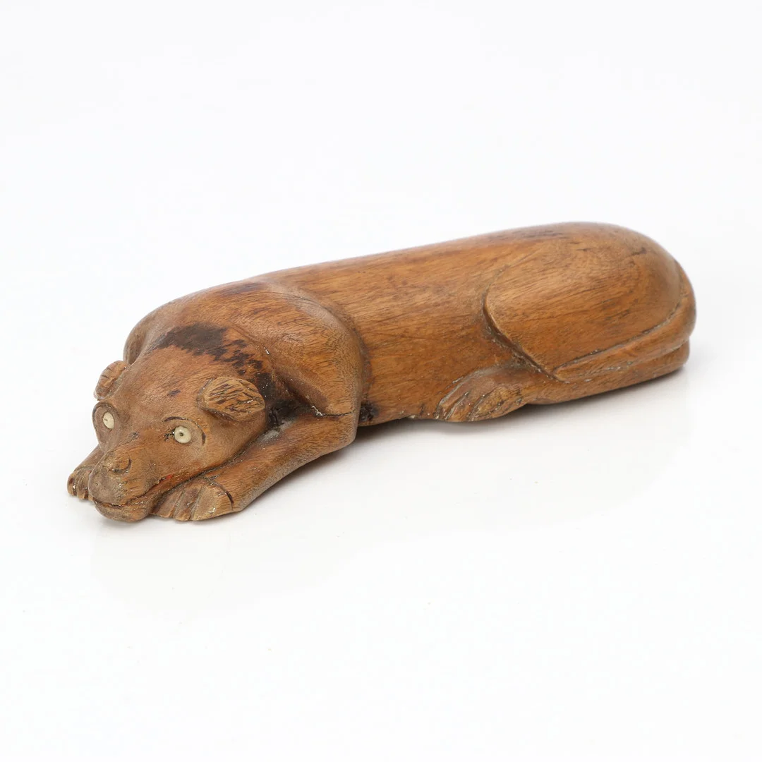 SNUSDOSA I FORM AV VILANDE HUND. Skuren björk. 1800-tal. — Bowls & Boxes — Skånes Auktionsverk