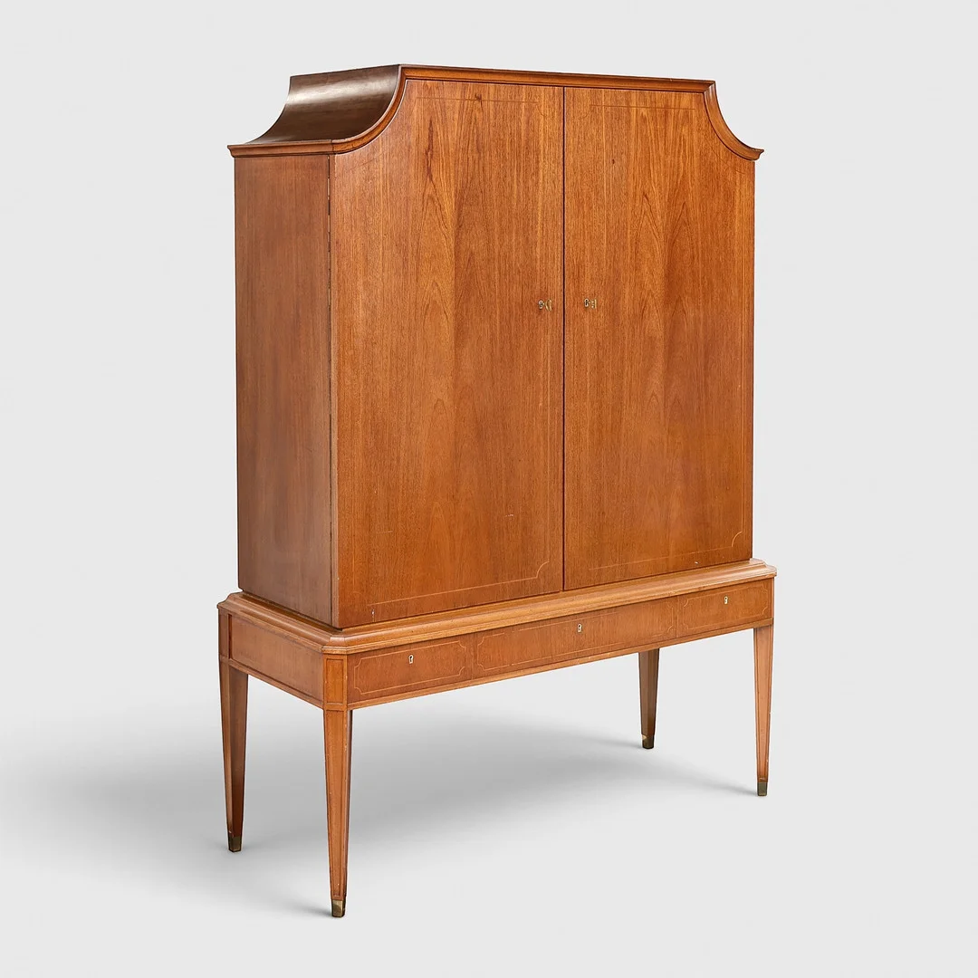SVENSK DESIGN. Skab fineret med mahogni, profileret stel med messingsko, Förenade Möbelfabrikerna, Linköping, Sverige, 1900-tallets midte. — Cupboards, Cabinets & Shelves — Palsgaard Kunstauktioner
