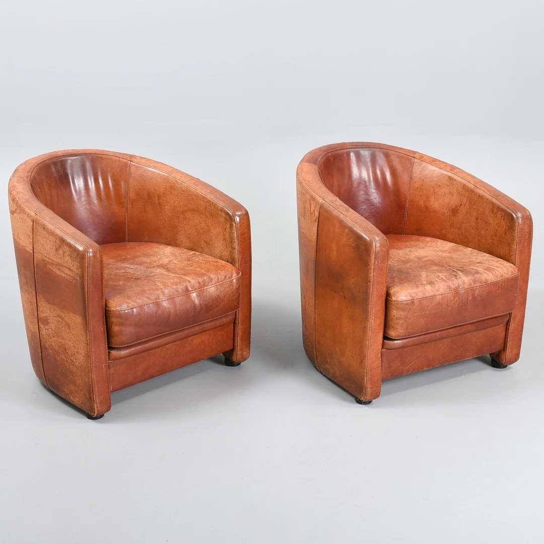 ET PAR KLUB LÆNESTOLE i læder. Første halvdel af det 20. århundrede. — Armchairs & Chairs — Sørensen Auktioner