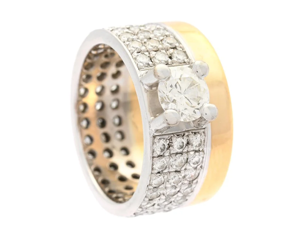 RING, 18K guld/vitguld, briljantslipad diamant 0,70 ct, W(H)/SI1, GIA dossier 1179536077, briljantslipade diamanter ca 1,60 ctv, ca TW/VS, stl 16 mm, vikt 14,0 g. — Smycken/Ring — Kaplans