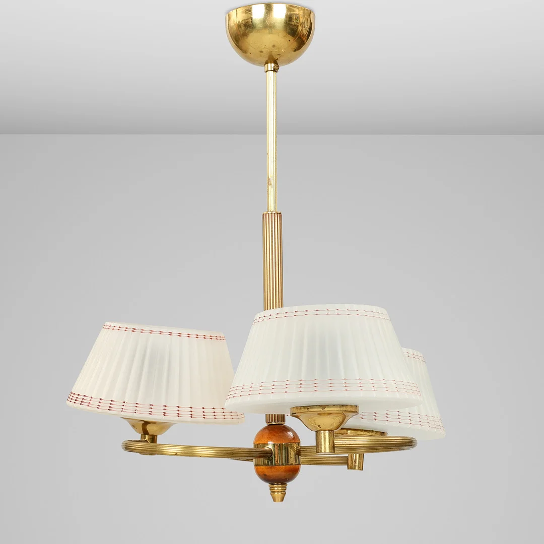 Trearmet lysekrone af kanneleret messing og lakeret bøgetræ med matte glasskærme, dansk lampefabrikant, 1900-tallets midte. — Chandeliers — Palsgaard Kunstauktioner
