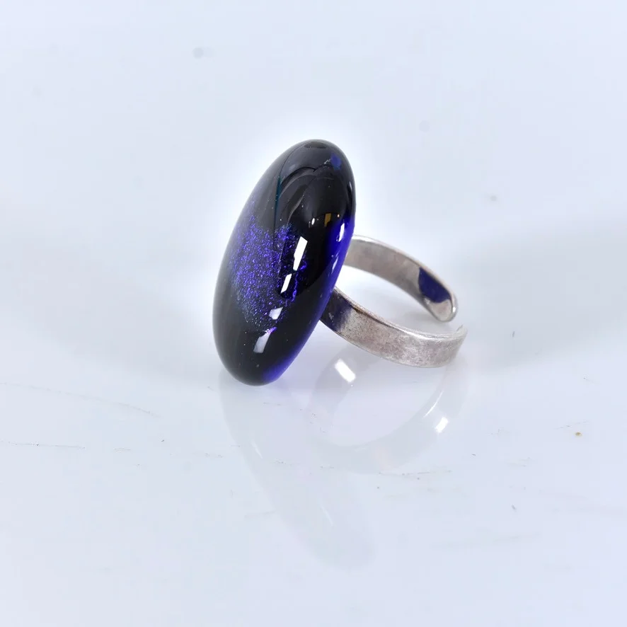 RING, modernistisk, akryl och sterlingsilver. — Rings — Halmstads Auktionskammare