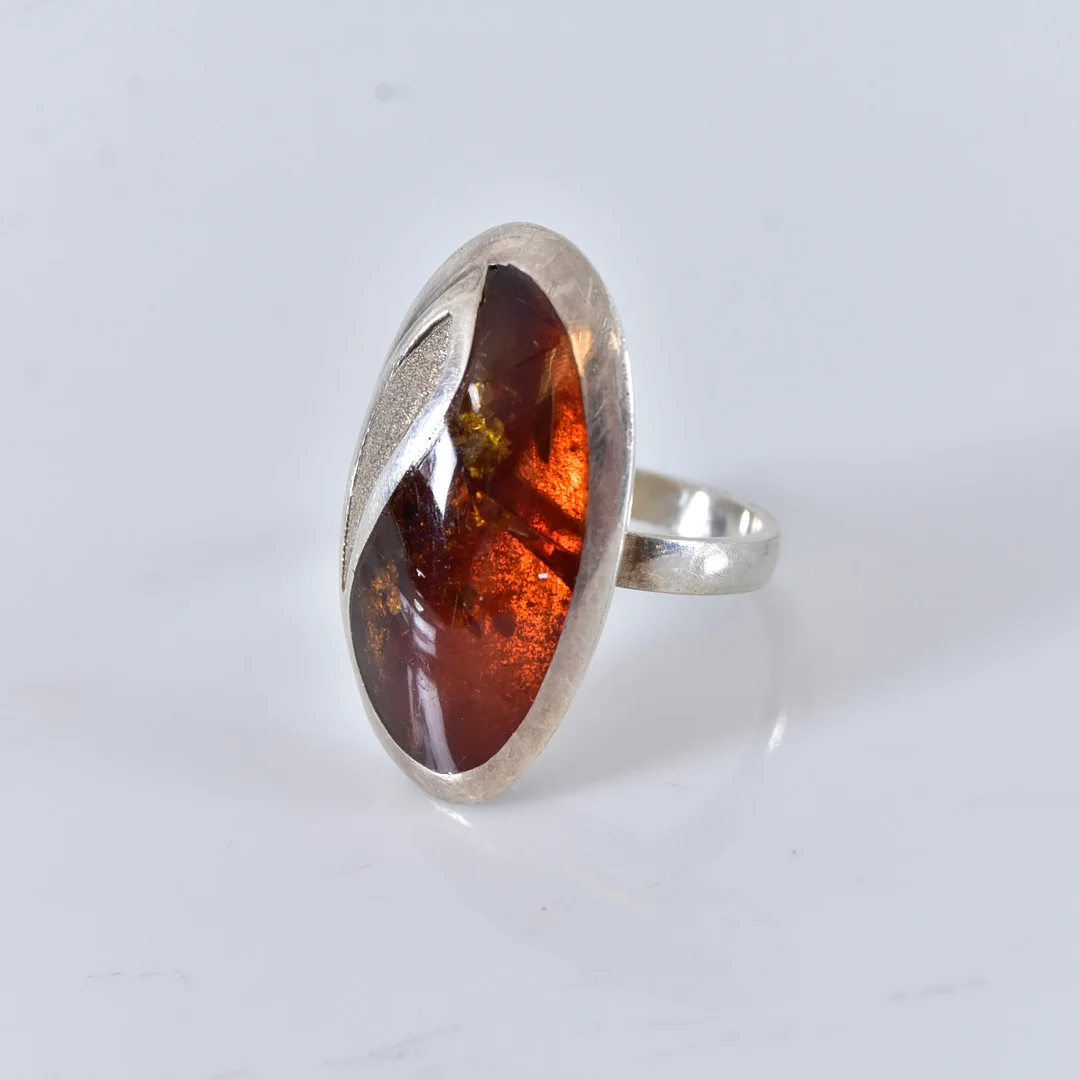 RING, med bärnsten, sterlingsilver. — Rings — Halmstads Auktionskammare