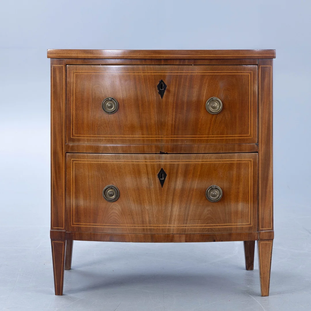 Kommode mit gebauchter Front, Mahagoni, England, 2. Hälfe 19. Jh. — Chests of drawers — Stockholms Auktionsverk Hamburg