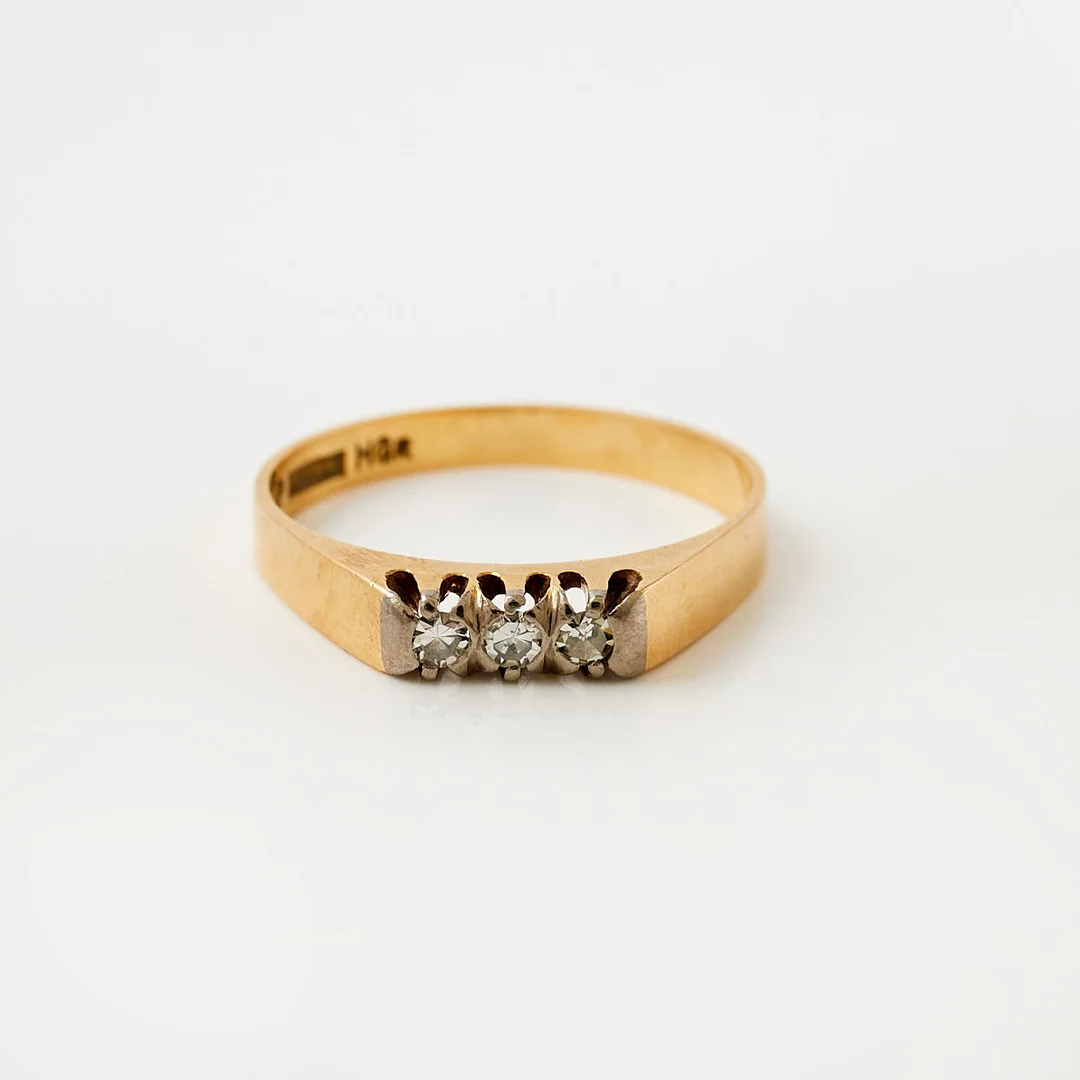 RING, 18 k guld, åttkantslipade diamanter, 0,12 ct enligt gravyr, Stjärnagat Ab, Stockholm, 1969. — Rings — Stockholms Auktionsverk Sickla