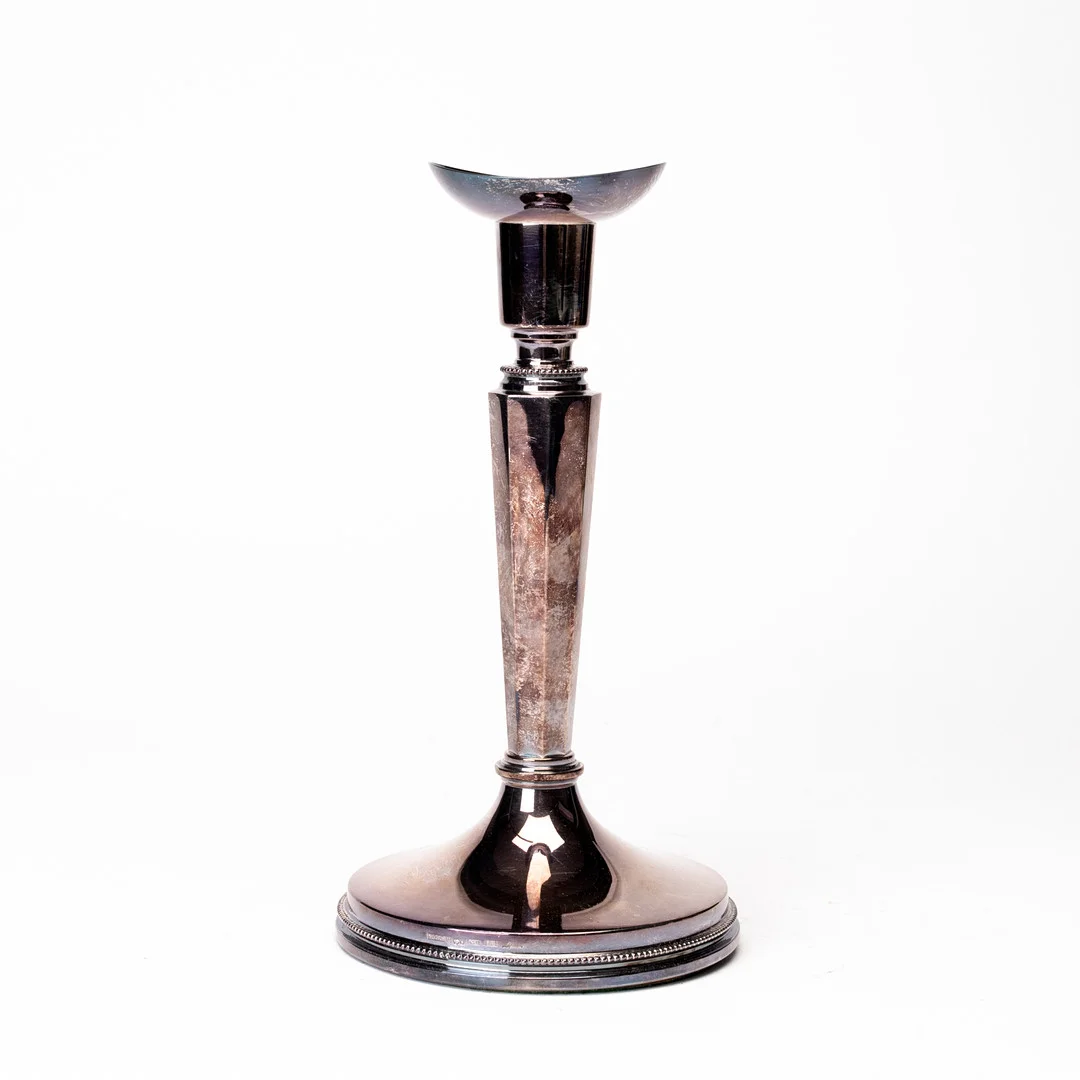 ERIC LÖFMAN. Ljusstake, silver, stämpelsignerad, K G Markströms Guldsmeds Ab, Uppsala, 1976. — Silver — Auktionshuset Kolonn