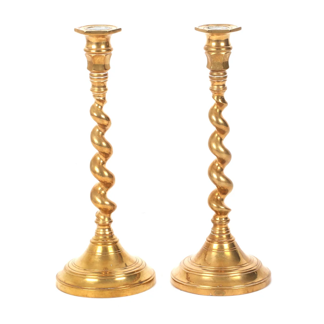 LJUSSTAKAR, 1 par, spiralformade, mässing, 1900-tal. — Candlesticks — Stadsauktion Sundsvall