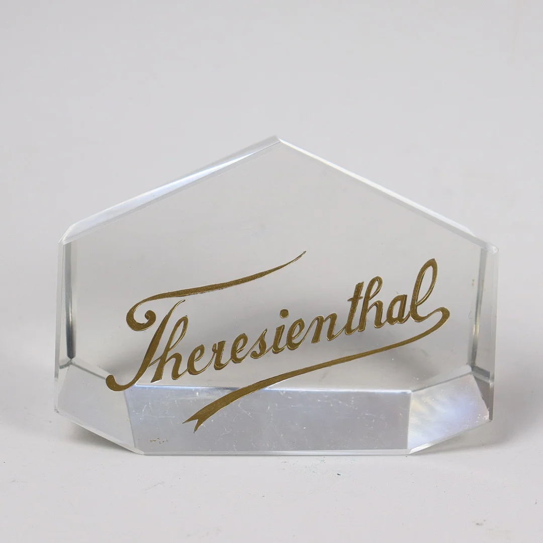 BUTIKSREKLAM, Theresienthal, Tyskland, glasblock. — Advertising & Signs — Markus Auktioner