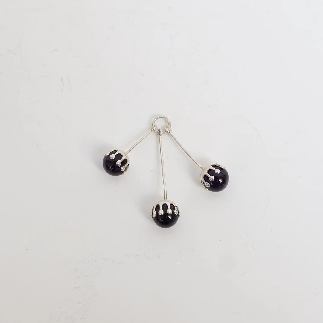 HÄNGE, sterlingsilver, Finland, med klotformade lila dekorer. — Brooches & Pendants — Falun Auktionsbyrå