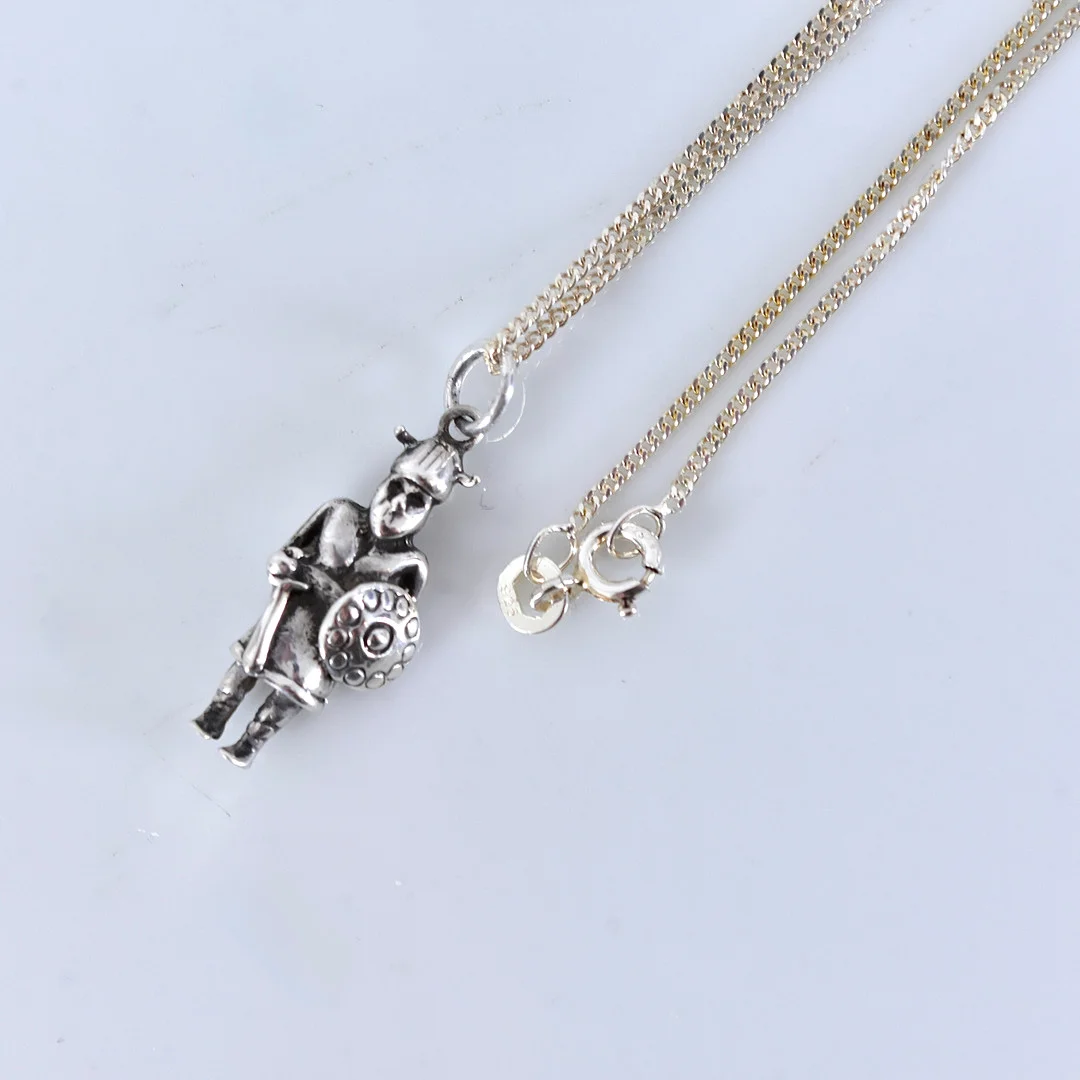 KEDJA MED HÄNGE, viking, silver. — Necklace — Halmstads Auktionskammare