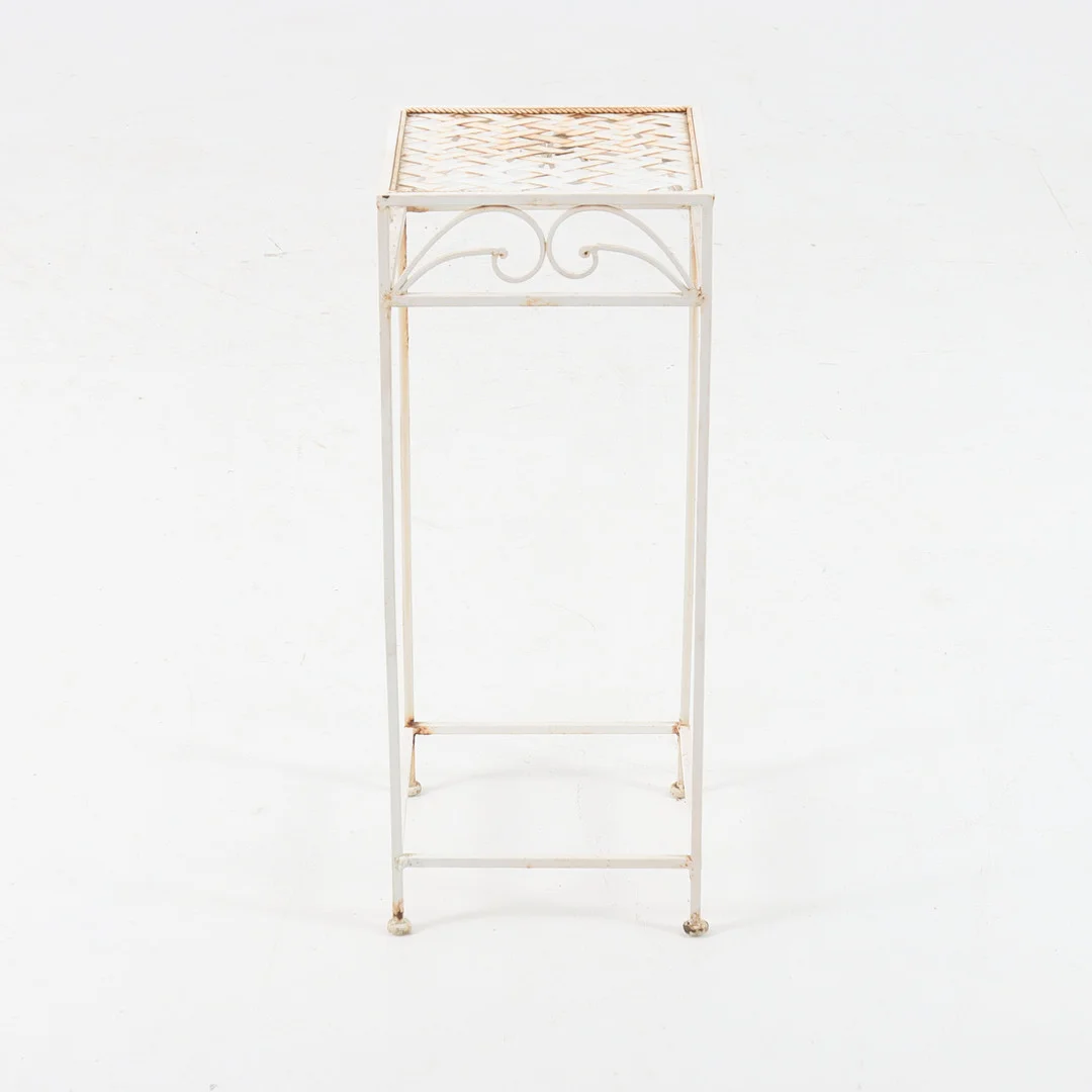 PIEDESTAL, vitlackad metall, 19/2000-tal. — Other — Stadsauktion Sundsvall